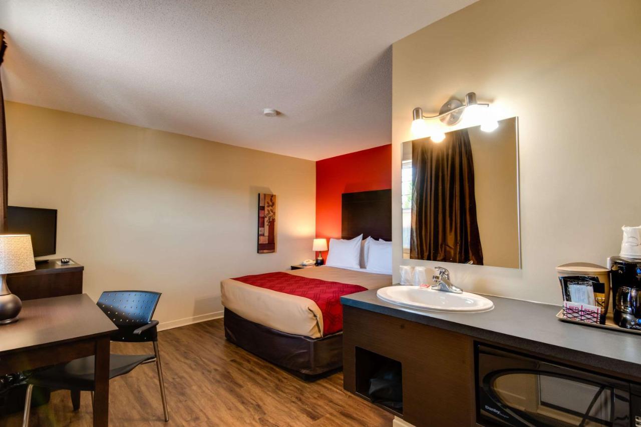 Econo Lodge Inn & Suites Saint Apollinaire Dış mekan fotoğraf