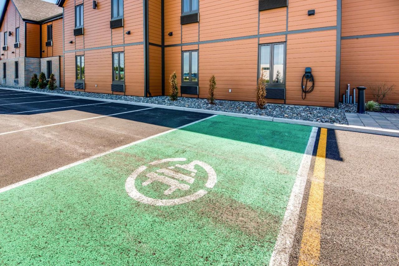 Econo Lodge Inn & Suites Saint Apollinaire Dış mekan fotoğraf