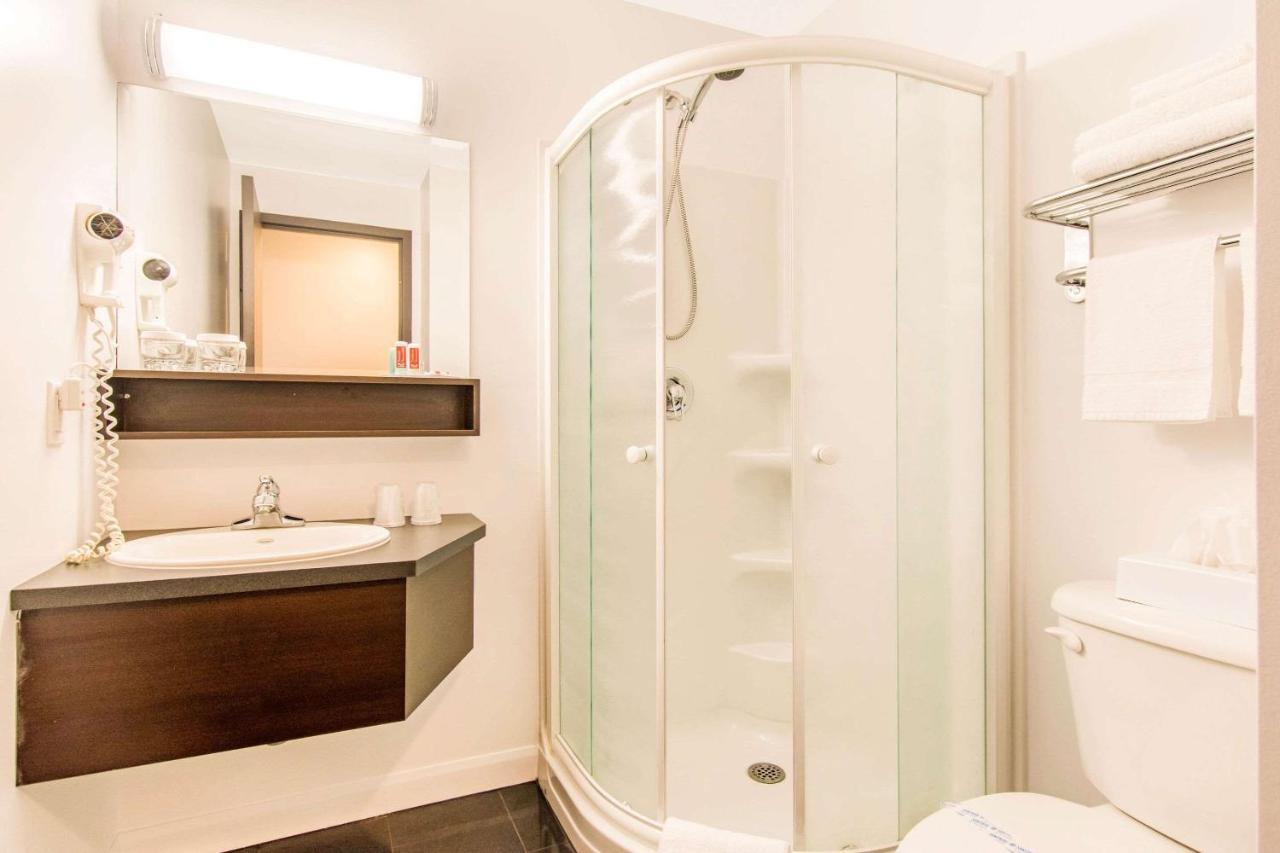 Econo Lodge Inn & Suites Saint Apollinaire Dış mekan fotoğraf