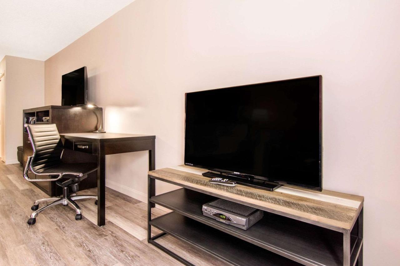Econo Lodge Inn & Suites Saint Apollinaire Dış mekan fotoğraf