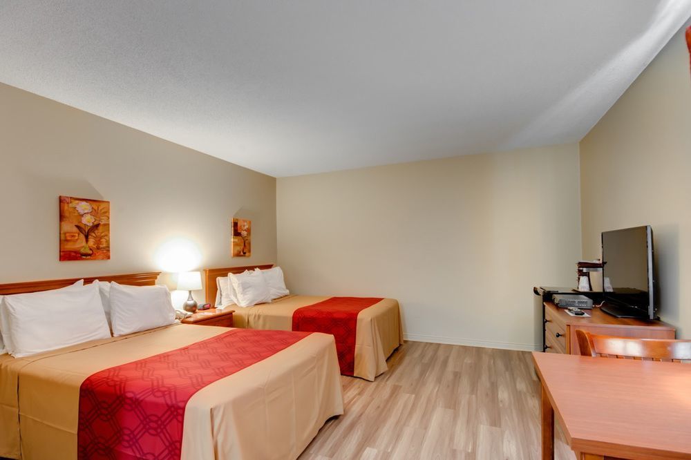 Econo Lodge Inn & Suites Saint Apollinaire Dış mekan fotoğraf