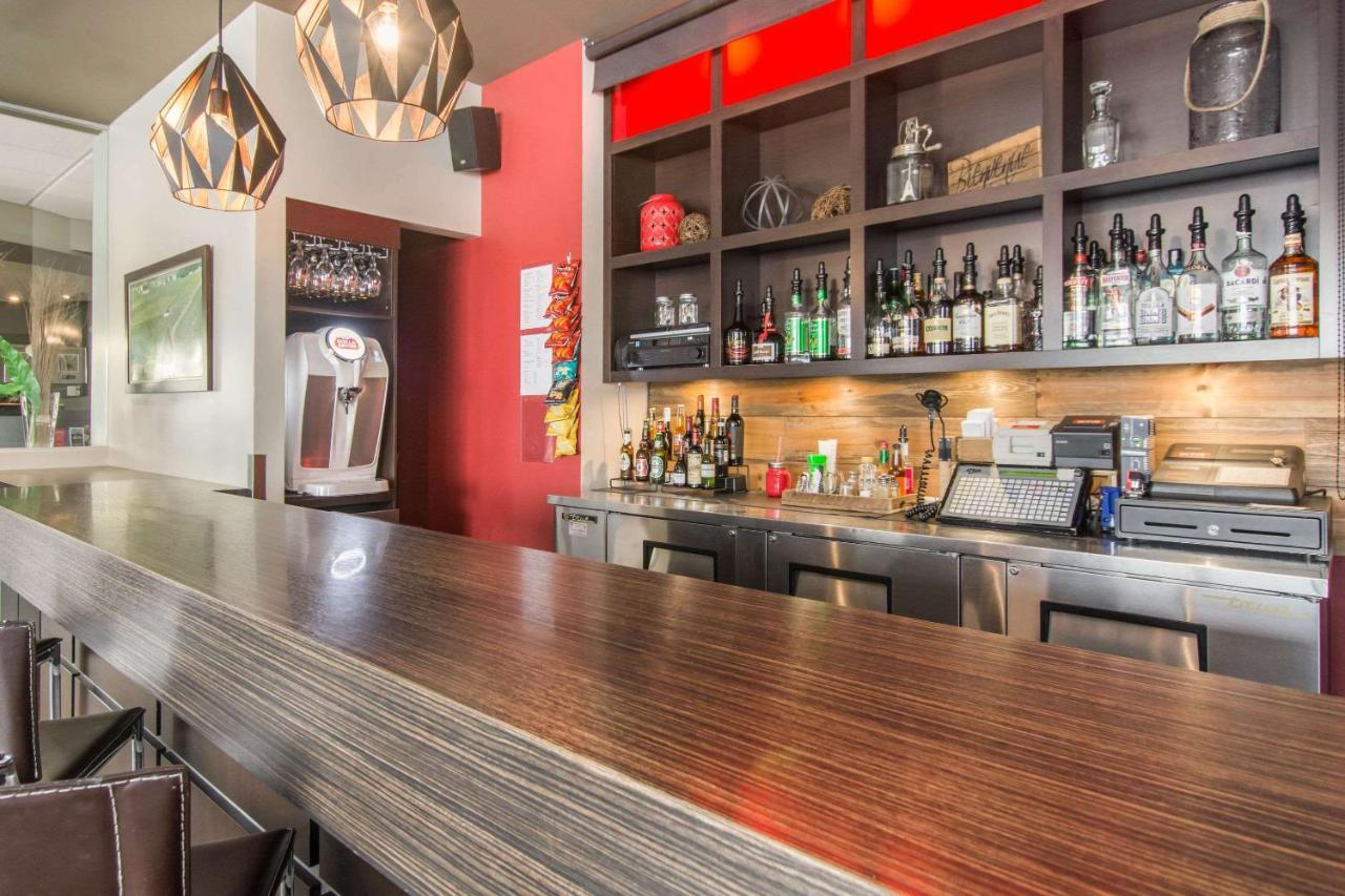 Econo Lodge Inn & Suites Saint Apollinaire Dış mekan fotoğraf