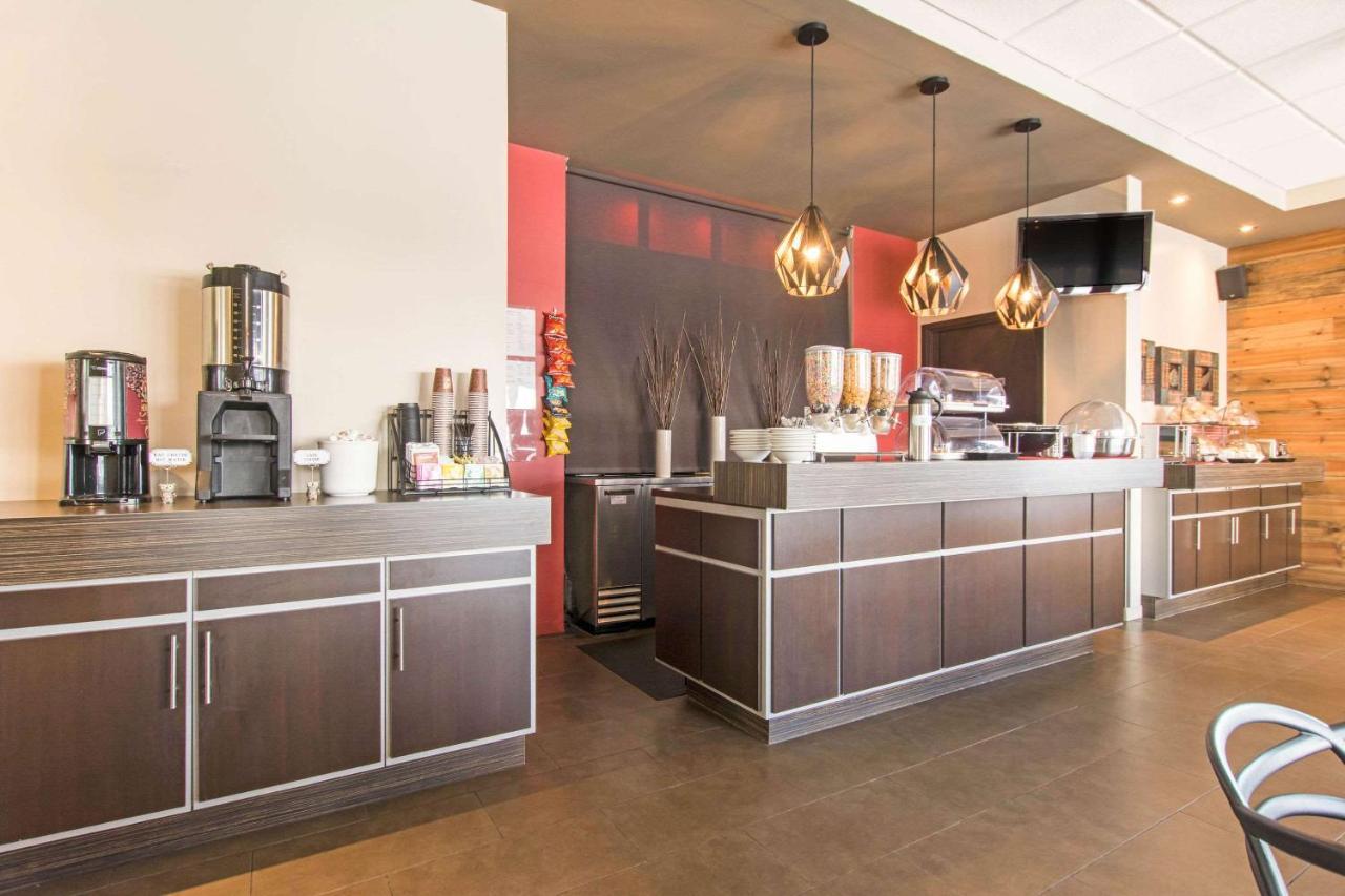 Econo Lodge Inn & Suites Saint Apollinaire Dış mekan fotoğraf
