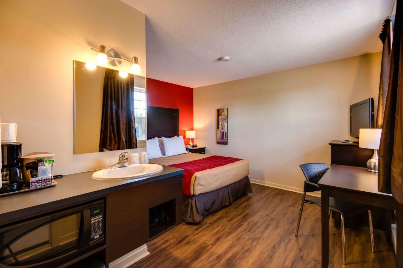 Econo Lodge Inn & Suites Saint Apollinaire Dış mekan fotoğraf