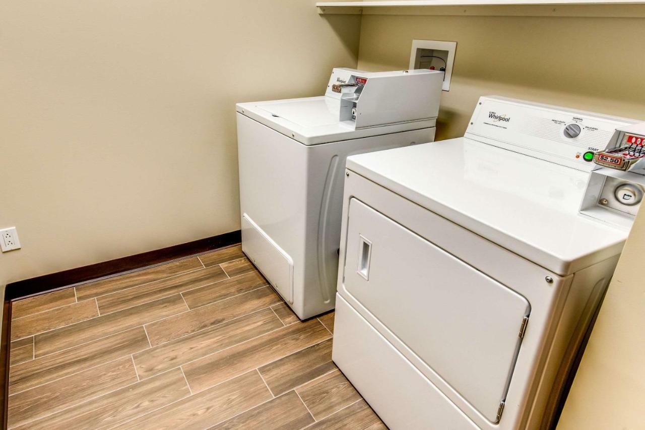 Econo Lodge Inn & Suites Saint Apollinaire Dış mekan fotoğraf